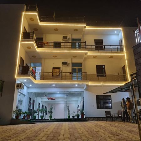 Отель Vrindavan Bhakti Bhavan- Near Prem Mandir By Mukund Экстерьер фото
