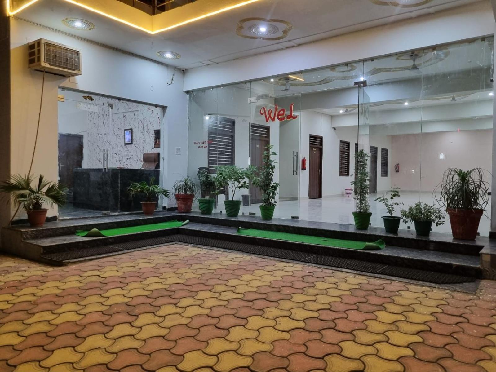Отель Vrindavan Bhakti Bhavan- Near Prem Mandir By Mukund Экстерьер фото